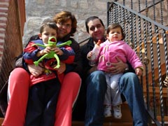 Antonio y familia posan en nuestra escalera